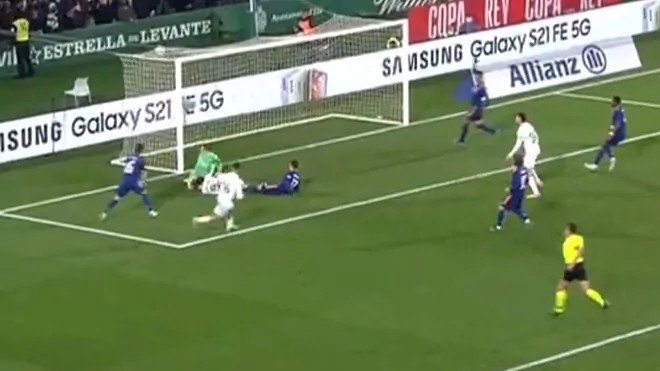  热刺绝平进球引争议，VAR判定越位在先无效  